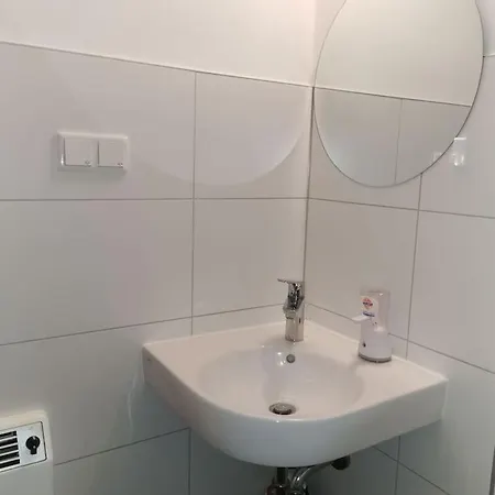 Schone Souterrainwohnung In Neuss-grimlinghausen *